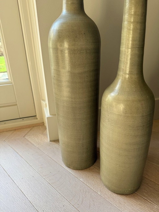 Image 1 of 2 vasi decorativi alti e stretti verde oliva a forma di bottiglia