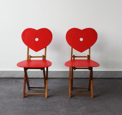 Par de sillas plegables vintage de madera para niños.