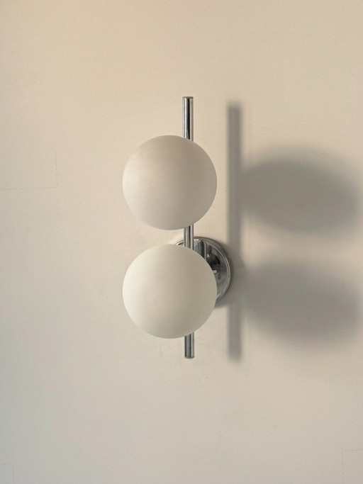 Doppelwandleuchte aus Chrom und Opalmetall, Frankreich, 1970. – wandlampen, Glass