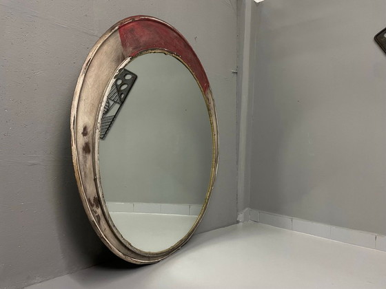 Image 1 of Vintage ronde spiegel met industrieel metalen frame en gelakte afwerking.
