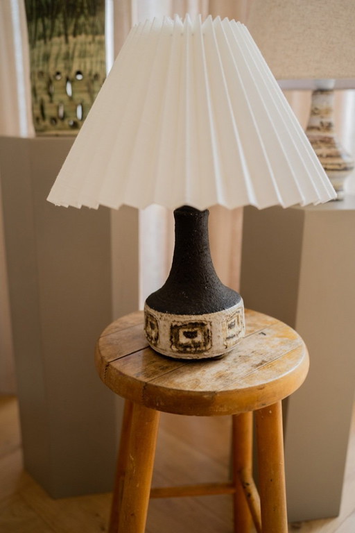 Lampe de table vintage en céramique marron avec abat-jour plissé