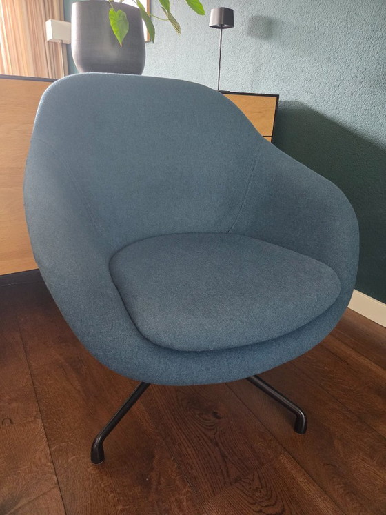 Hay AAL 81 azul petróleo con base giratoria negra – Sillones, Metal, Textile (photo 7 of 13)