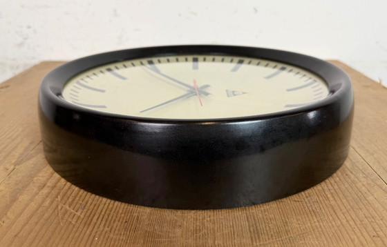 Image 1 of Industriële bruine bakelieten fabriekswandklok van Pragotron, jaren 60