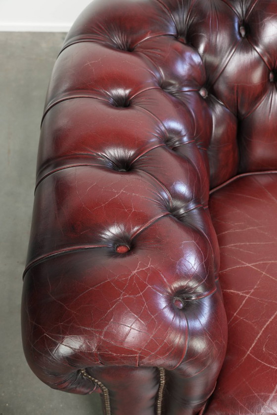 Schicker, gelebter englischer Chesterfield Club-Sessel in zeitlosem Rot – Leather, Klassiek (photo 7 of 13)