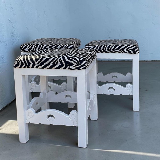 Set van 3 antieke Portugese massief houten krukken met zebraprint bekleding. – Kuipstoelen, Textile, Wood (photo 9 of 17)