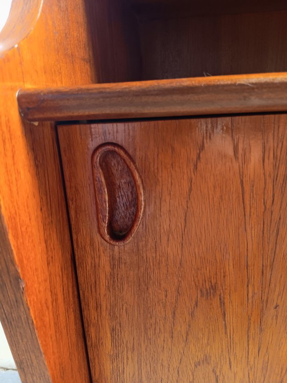 Image 1 of Teak-Highboard aus der Mitte des 20. Jahrhunderts von Oswald Vermaercke – Klappschrank mit originaler grüner Innenausstattung