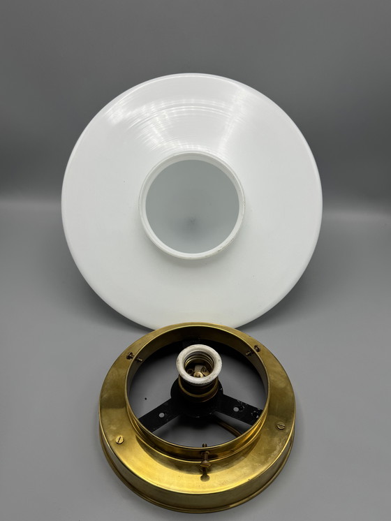 Image 1 of Plafonnier avec abat-jour conique en verre et monture en laiton