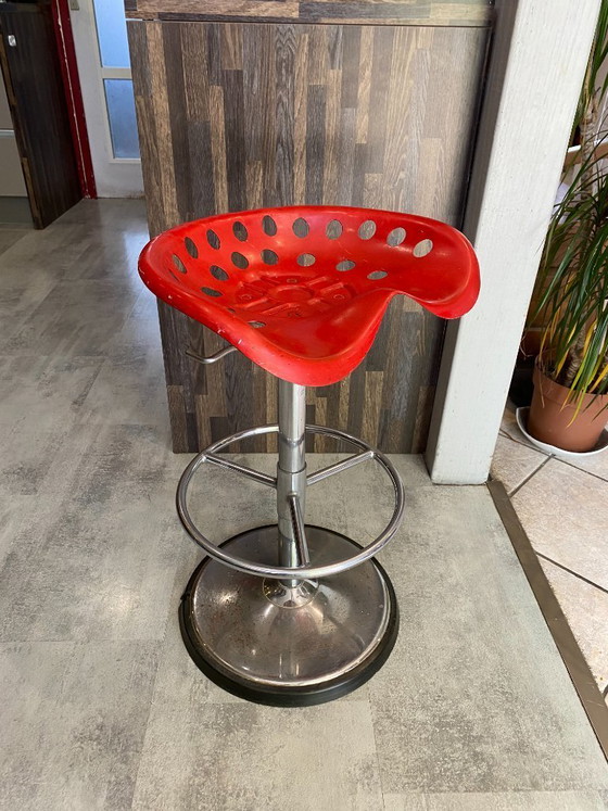 Image 1 of Auténtico taburete rojo para tractor, con diseño de cortacésped giratorio ajustable, de Etienne Fermigier Mirima, 1970.