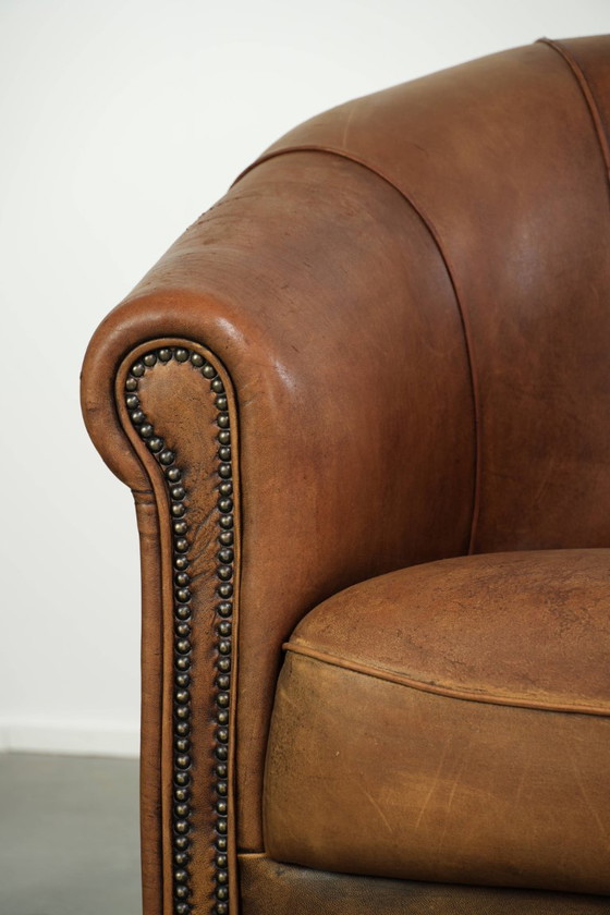 Ensemble robuste de fauteuils club vintage en cuir de mouton avec un bel aspect vieilli et une grande allure (photo 11 of 15)