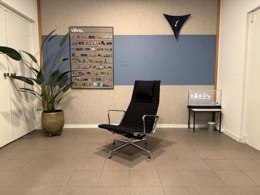 Vitra | Charles & Ray Eames | EA124 | Hopsak negro y cromo | 1x