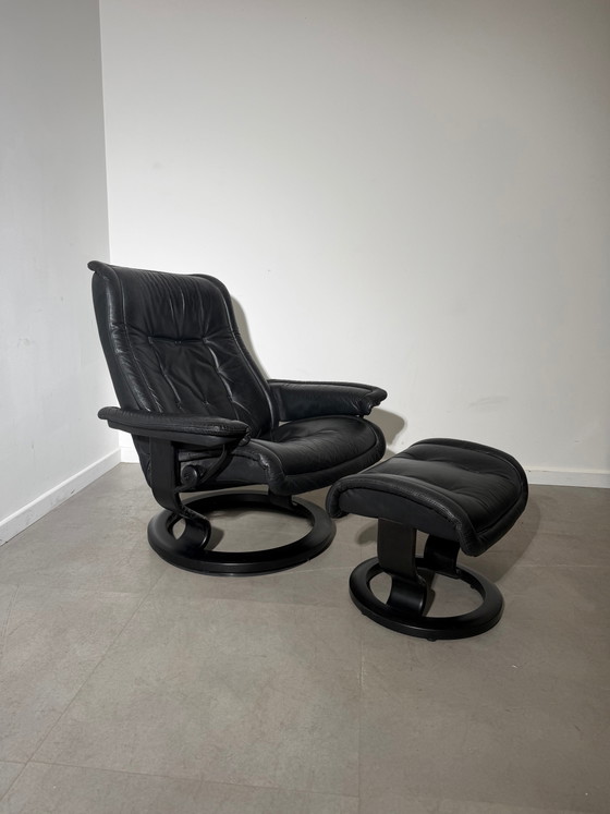 Poltrona relax nera Stressless con poggiapiedi – Poltrone relax (photo 3 of 7)