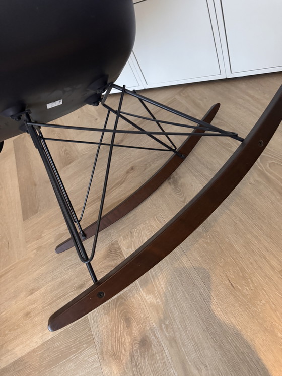 Image 1 of Vitra rar schommelstoel zwart met zwart onderstel et esdoorn walnoot hout onderstel