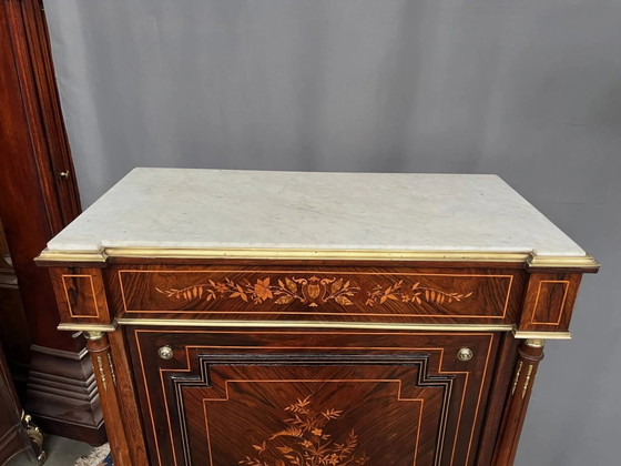 Elegante commode in Napoleon III-stijl met fraai inlegwerk, verguld bronzen beslag en een marmeren blad. (photo 9 of 9)