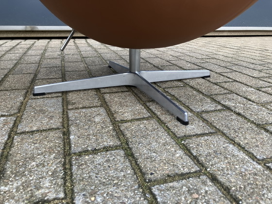 Image 1 of 2 sillas Egg de Fritz Hansen en piel color coñac, ¡en perfecto estado!