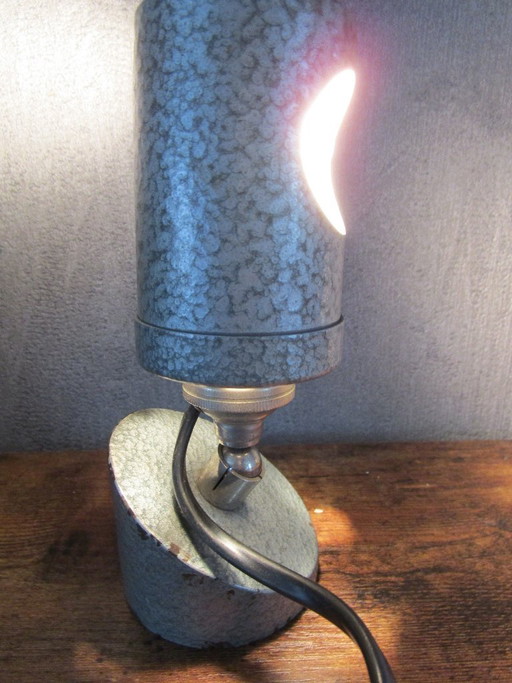 Industriële lamp jaren 50 in gegalvaniseerd staal, van het merk Nachet