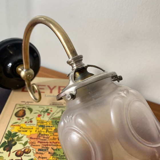 Image 1 of Messing wandlamp met zwanenhals en glazen tulpvormige kap.