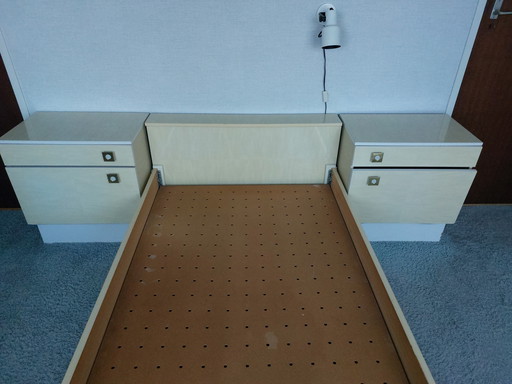 Lit simple vintage avec tables de chevet et coiffeuse