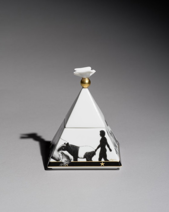 Image 1 of Rosenthal Studio-Line “Künstler-Sammeldose” di Yang – Scatola con coperchio piramidale con motivo dorato e animale