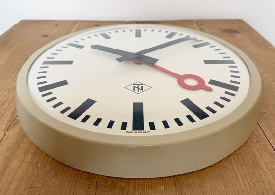 Image 1 of Grijze industriële wandklok uit Tennessee, jaren 60.