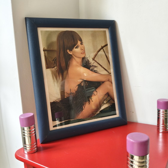 Affiche vintage de pin-up « Katia Kelly » dans un cadre en bois bleu — 1968 – Objets déco, Paper, Wood (photo 3 of 5)