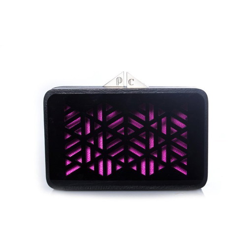 Poupee Couture/Rula Ghalayini, pochette in pelle con filtri colorati in un motivo semipermeabile.