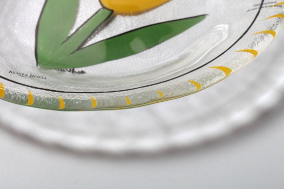 Image 1 of Assiette en verre vintage Kosta Boda : Tulipe jaune Design par Ulrica Hydman Vallien