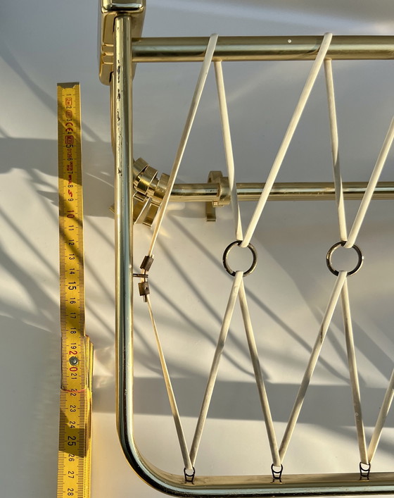 Image 1 of Revistero de pared de latón antiguo con bandas elásticas (alrededor de 1960)