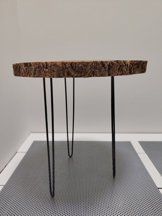 Image 1 of Mesa auxiliar única de hierro y rodaja de árbol – Estilo Pomax