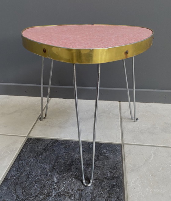 Image 1 of rot-weißer dreieckiger Blumentisch aus den 1960er Jahren (sieht rosa aus)