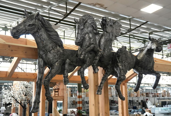 Image 1 of Escultura de pared de caballos al galope: pieza destacada de aluminio fundido bruñido