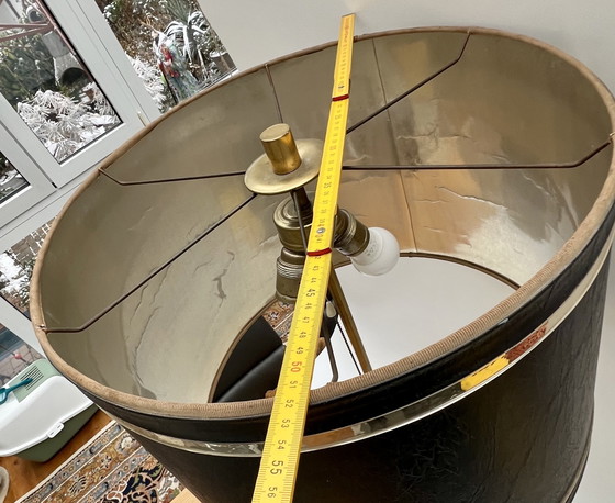 Image 1 of Grande lampada da tavolo classica in ottone con paralume nero – Metà secolo / classicamente elegante