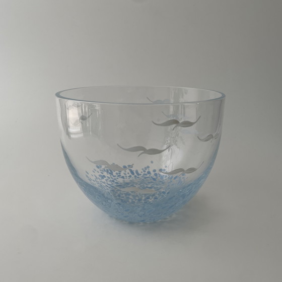 Image 1 of Bol en verre bleu Lindshammar peint à la main d'oiseaux