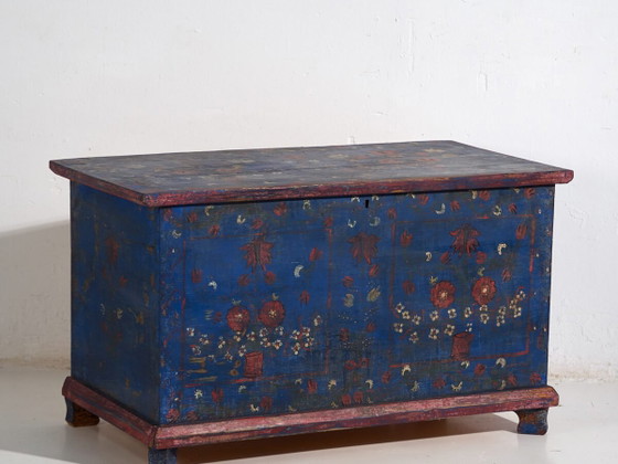 Antike marineblaue Truhe mit Blumendetails (ca. 1920) #94 – Aufbewahrungsschrank (photo 2 of 40)
