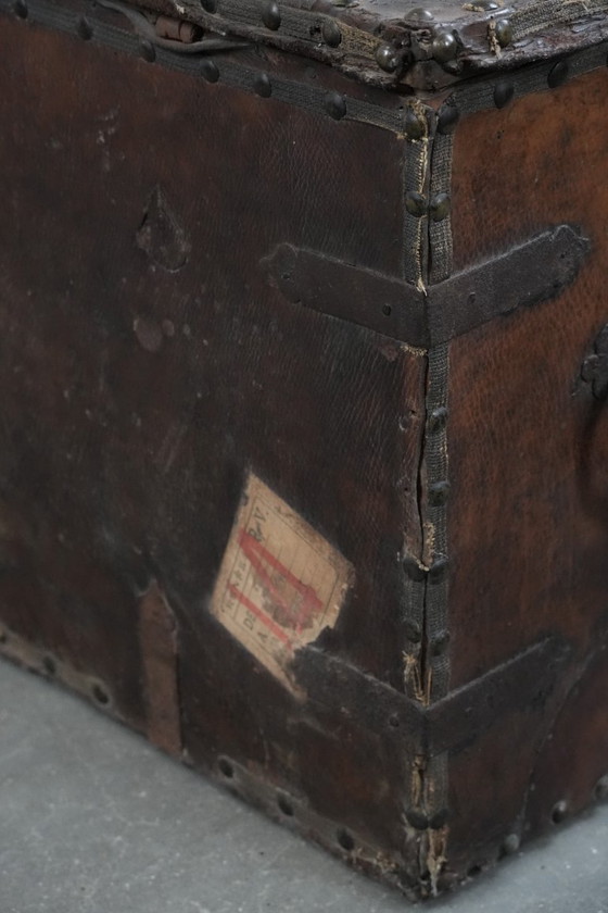 Image 1 of Cofre/caja fuerte antiguo forrado en cuero con llave original y una excelente pátina del siglo XVII.