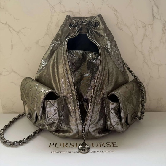 Chanel mini Mochila plateada metálica – Cristal, Modern (photo 11 of 15)
