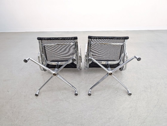 Image 1 of Set van 2 Vitra EA108 bureaustoelen, Charles Ray Eames mesh design