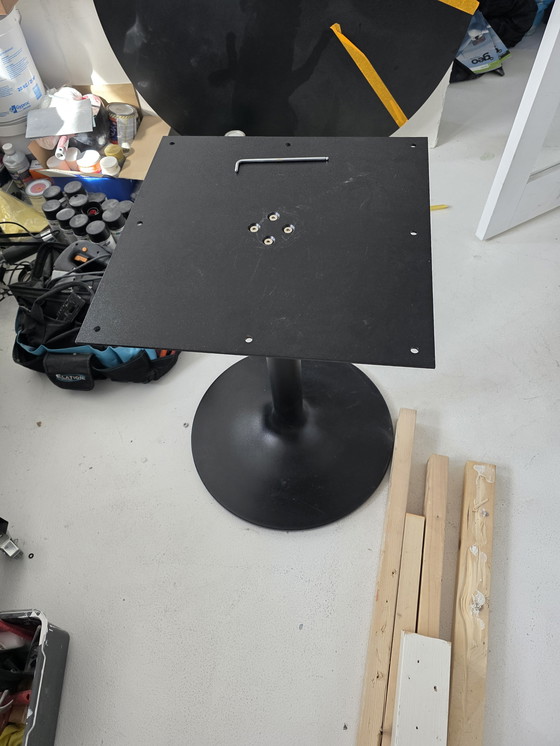 Image 1 of Tavolo da pranzo Swoop con base in acciaio