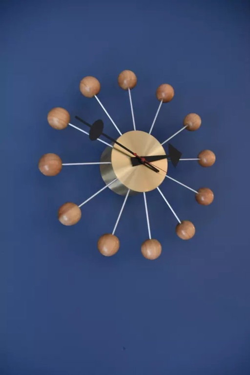 De Ball clock van Vitra in 1950 ontworpen door George Nelson
