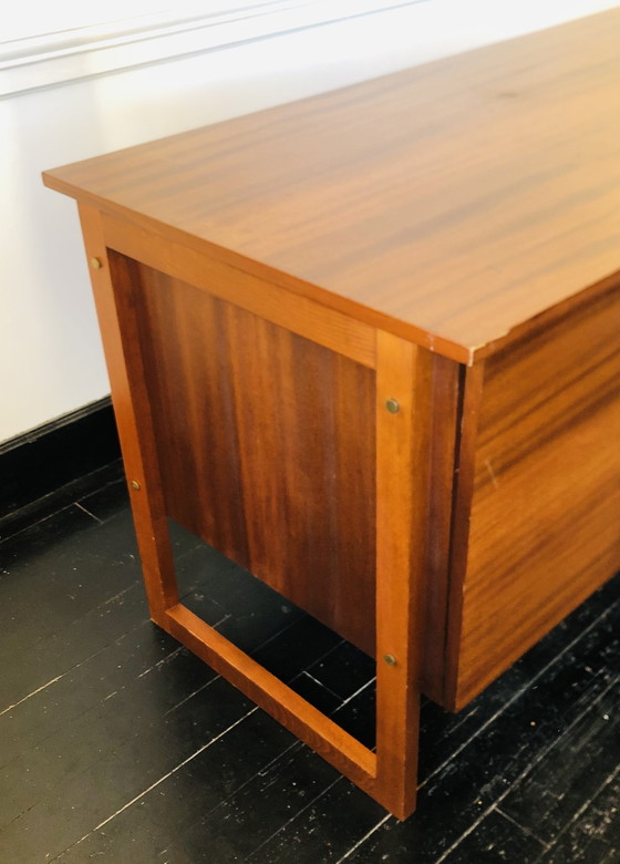 Image 1 of Skandinavischer Schreibtisch aus furniertem Holz mit Kufengestell