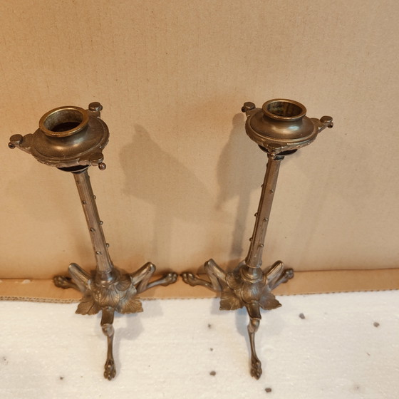 Image 1 of Een paar bronzen kandelaars versierd met 3 voeten en bamboe, periode Napoleon III - 19e eeuw