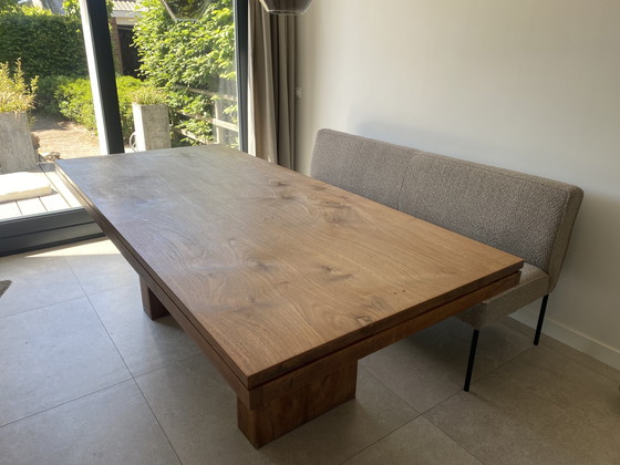 Image 1 of Une table à manger moderne et élégante