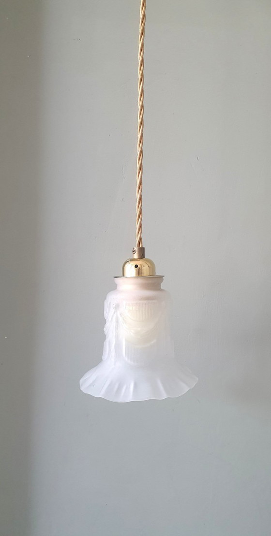 Image 1 of Suspension en verre antique. Forme florale en verre dépoli.