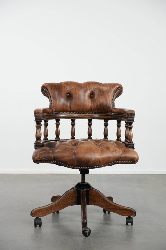 Image 1 of Cognac kleurige rundleren chesterfield bureaustoel/ captains chair in Engelse stijl
