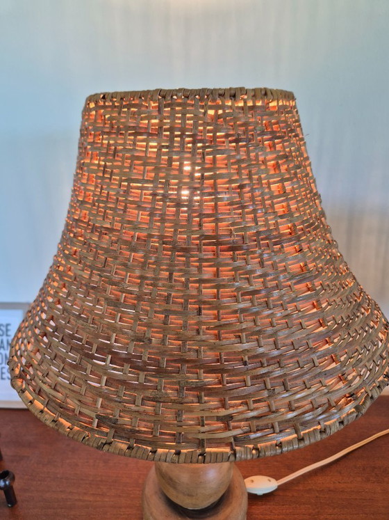 Image 1 of Lampe de table vintage en bois avec abat-jour en rotin, années 70