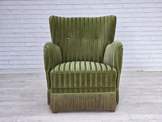 Image 1 of Sillón danés de los años 60, tapizado original en terciopelo verde.