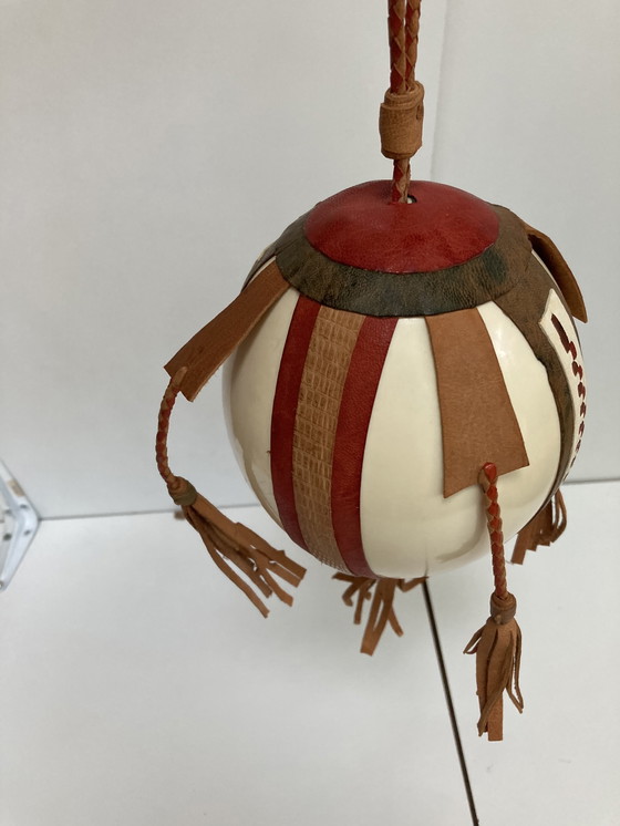 Image 1 of Antico uovo di struzzo rivestito in pelle, gabinetto delle curiosità degli anni '60