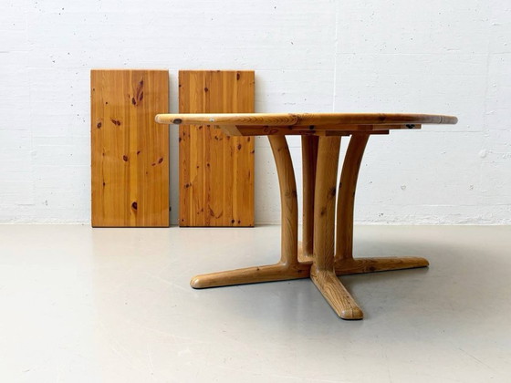 Image 1 of Mesa de comedor extensible fabricada en pino macizo por Dyrlund Denmark, década de 1980.