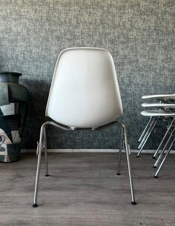 Image 1 of 4 Vitra Eames Plastic Side Chairs RE DSS, entworfen von Charles & Ray Eames für Vitra
