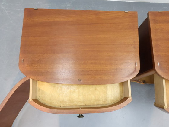 Image 1 of Ensemble de tables de chevet vintage en acajou avec poignées en laiton