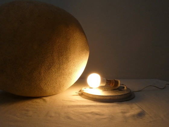 Lampada 'Dora' roccia lunare di André Cazenave - Atelier A, Lampade da tavolo, Poliestere, Beige (foto 14 di 15)